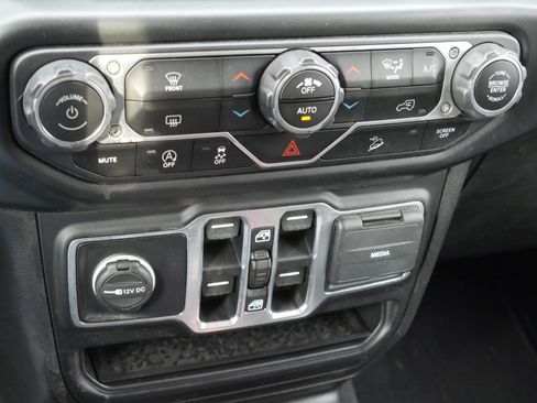 Used 2020 Jeep Wrangler Unlimited Sahara w/ Uconnect 4C Nav & Sound Group image 13