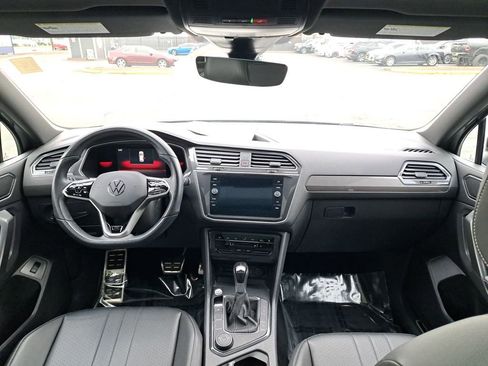 Used 2022 Volkswagen Tiguan SE R-Line image 18