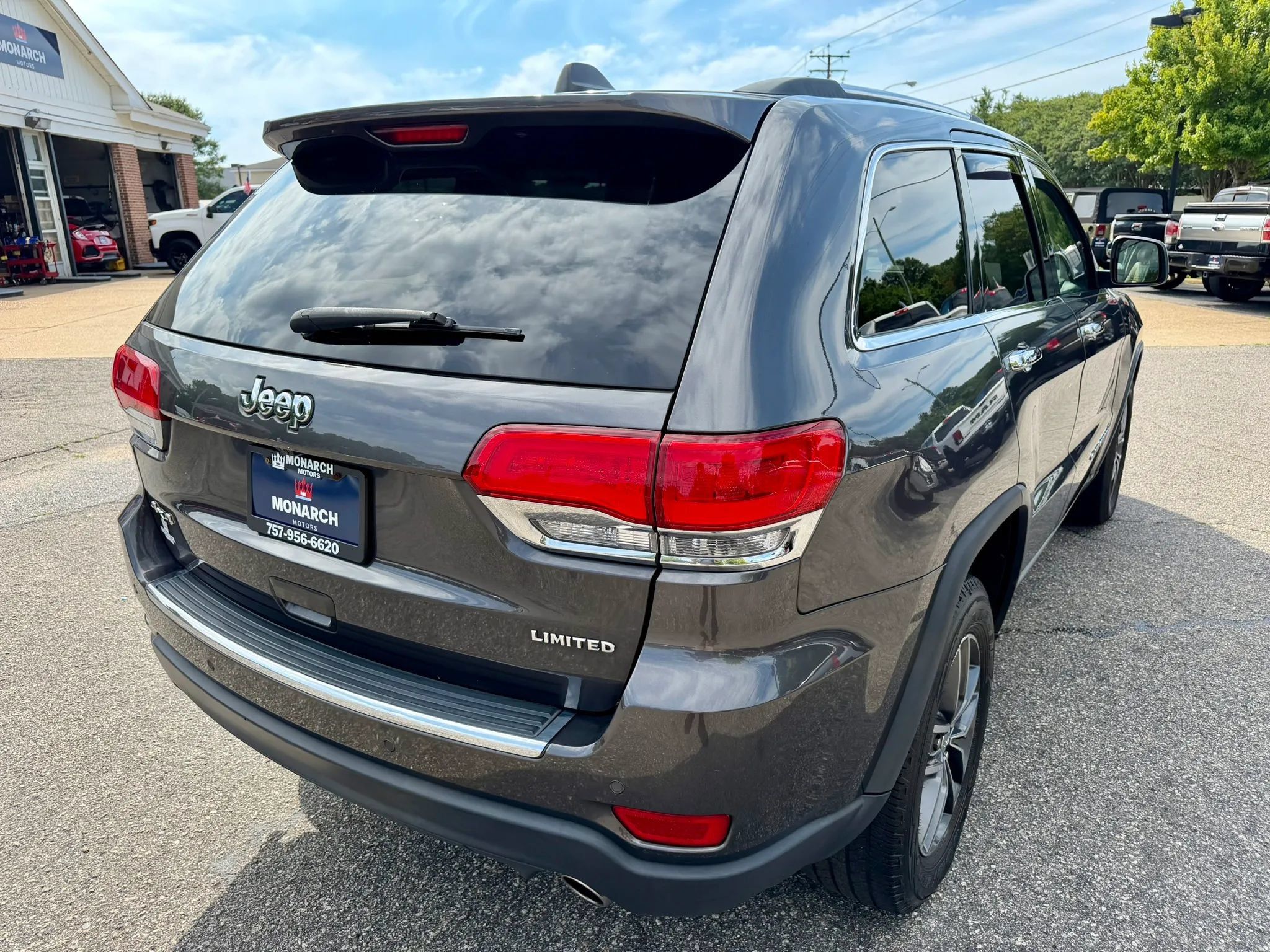 Used 2017 Jeep Grand Cherokee Limited AWD/4WD image 5
