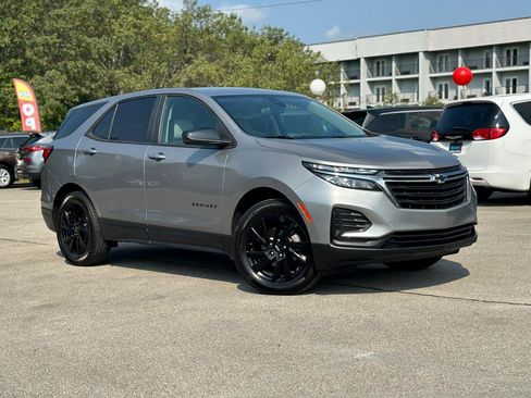 Used 2023 Chevrolet Equinox LS w/ LS Convenience Package AWD/4WD image 2