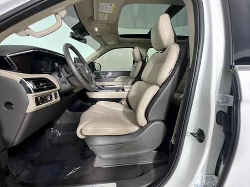 Used 2024 Lincoln Navigator Premiere image 16