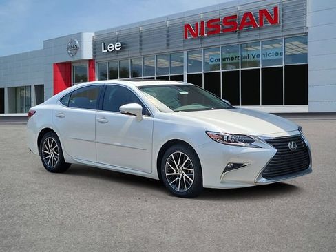Used 2017 Lexus ES 350 w/ Luxury Package FWD image 1