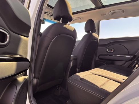 Used 2017 Kia Soul + image 15