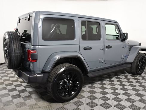 Used 2025 Jeep Wrangler Unlimited Sahara AWD/4WD image 7