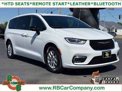 Used 2025 Chrysler Pacifica Select