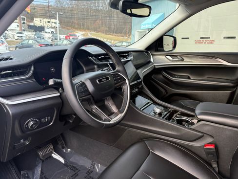 Used 2023 Jeep Grand Cherokee Limited w/ Black Appearance Package image 14