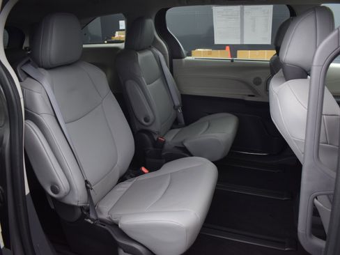 Used 2022 Toyota Sienna XLE image 11