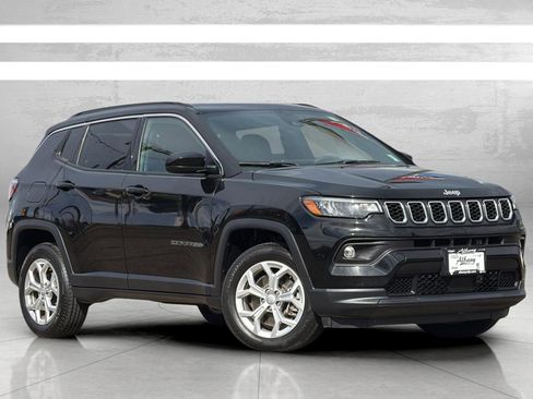 Used 2024 Jeep Compass Latitude AWD/4WD image 2