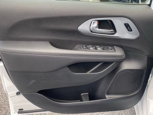 New 2026 Chrysler Pacifica Limited FWD image 12