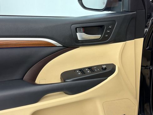 Used 2019 Toyota Highlander Limited FWD image 12