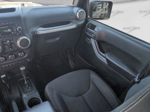 Used 2017 Jeep Wrangler Unlimited Sahara w/ Connectivity Group AWD/4WD image 15