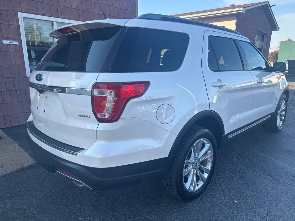 Used 2018 Ford Explorer XLT w/ Equipment Group 202A AWD/4WD image 5