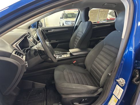 Used 2017 Ford Fusion SE w/ Fusion SE Technology Package image 4