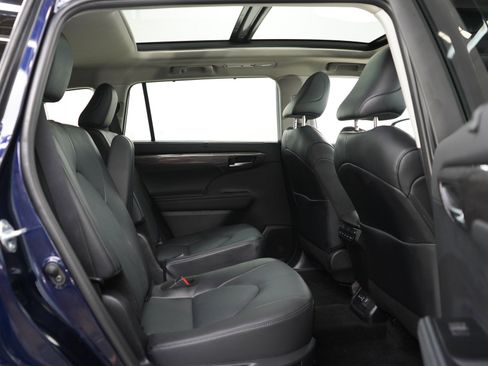 Used 2025 Toyota Highlander Platinum AWD/4WD image 12