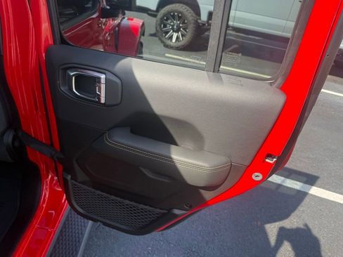 Used 2025 Jeep Wrangler Sahara image 17