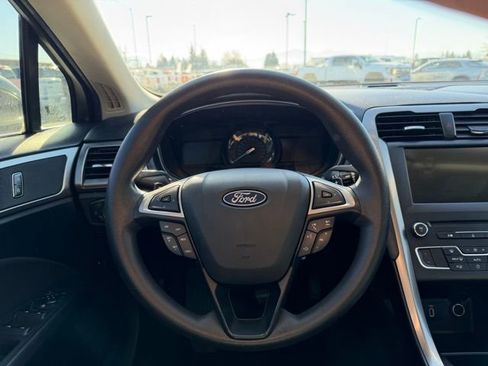 Used 2018 Ford Fusion SE w/ Fusion SE Technology Package image 12