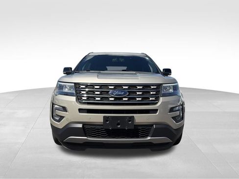 Used 2017 Ford Explorer XLT w/ Equipment Group 202A AWD/4WD image 11