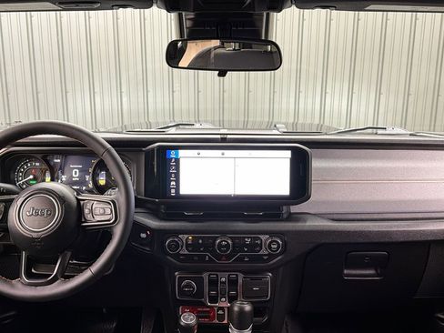 Used 2024 Jeep Wrangler Unlimited image 33