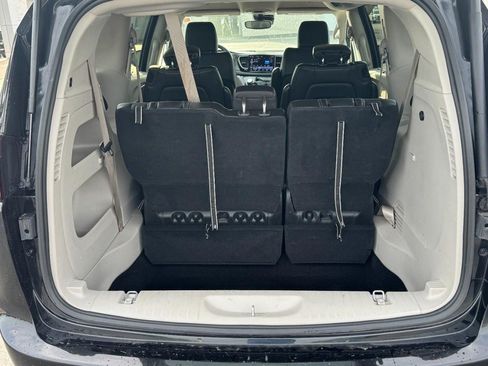Used 2023 Chrysler Pacifica Touring-L FWD image 5