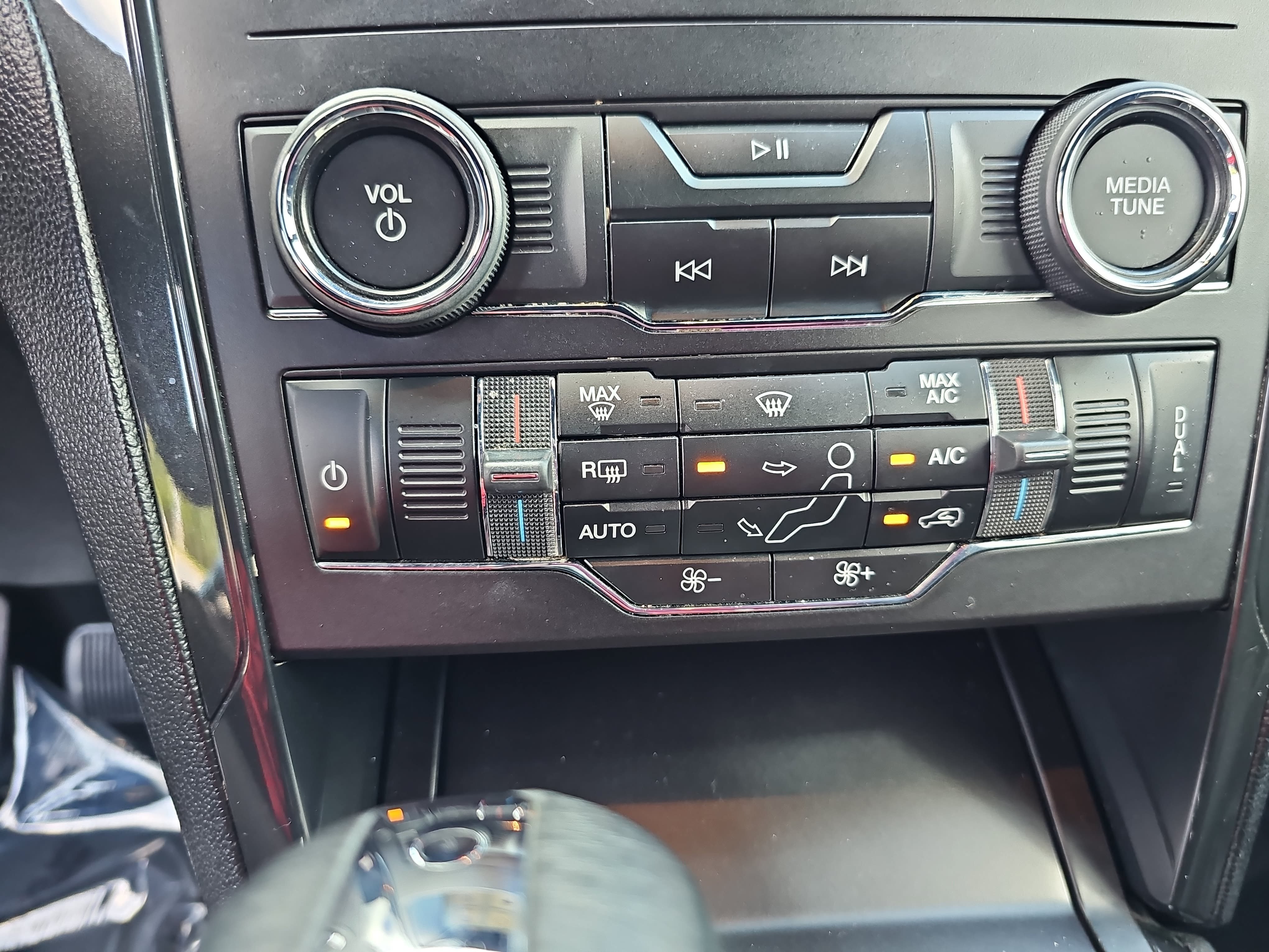 Used 2019 Ford Explorer XLT w/ Equipment Group 201A FWD image 21