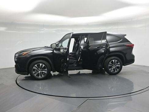 Used 2022 Toyota Highlander XLE FWD image 38