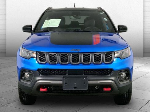 Used 2025 Jeep Compass Trailhawk AWD/4WD image 2