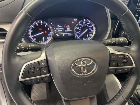 Used 2022 Toyota Highlander XLE image 19