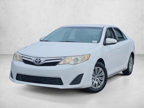 Used 2014 Toyota Camry LE image 1
