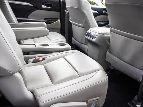 Used 2016 Toyota Highlander XLE image 22