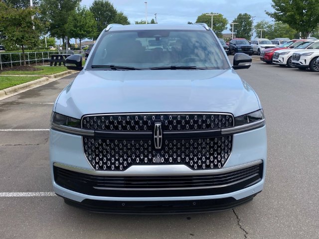 New 2027 Lincoln Navigator Reserve AWD/4WD image 2