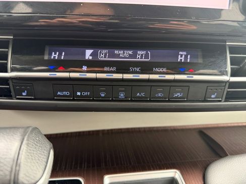 Used 2021 Toyota Sienna XLE image 18