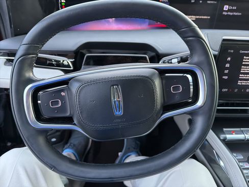 Used 2025 Lincoln Nautilus Premier image 18