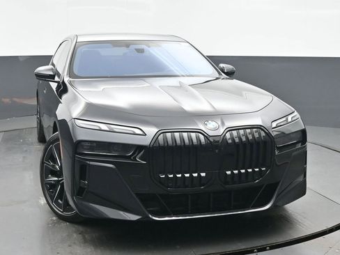 Used 2023 BMW 760i xDrive 760i xDrive w/ Luxury Rear Seating Package image 8