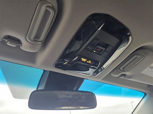 Used 2022 Toyota Venza LE image 34