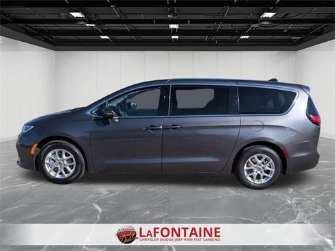 Used 2023 Chrysler Pacifica Touring-L image 2