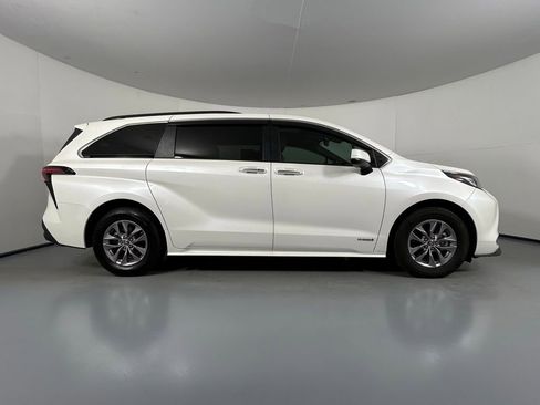Used 2021 Toyota Sienna XLE image 8