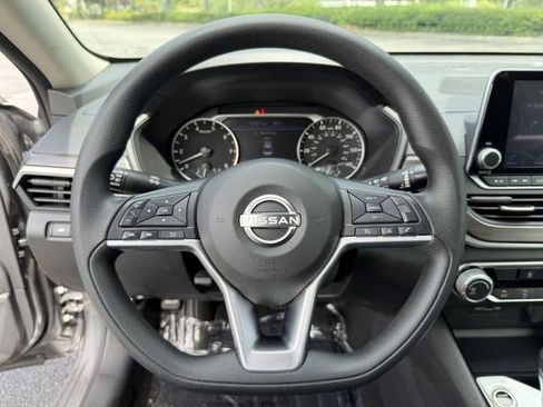 Used 2024 Nissan Altima 2.5 SV FWD image 14