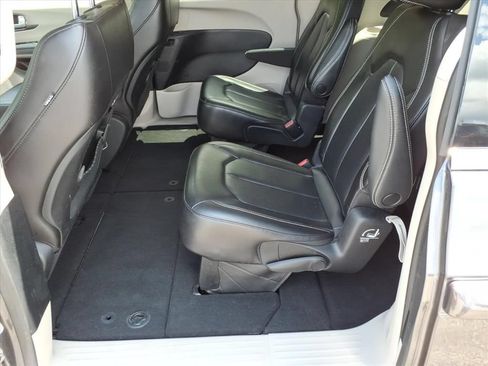 Used 2023 Chrysler Pacifica Touring-L FWD image 14