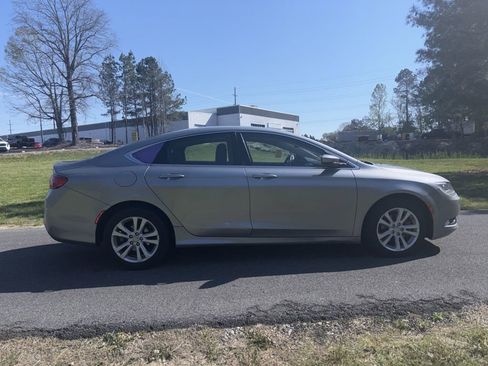 Used 2015 Chrysler 200 Limited w/ Convenience Group image 4