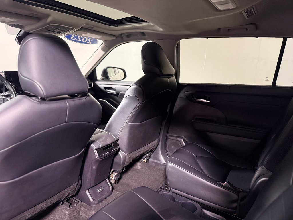 Used 2023 Toyota Highlander XLE AWD/4WD image 23
