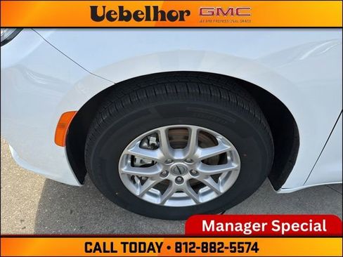 Used 2024 Chrysler Pacifica Touring-L image 16