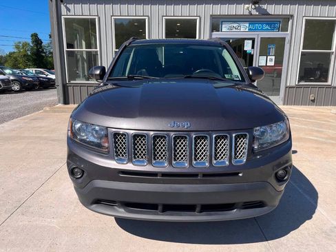 Used 2017 Jeep Compass Latitude FWD image 3