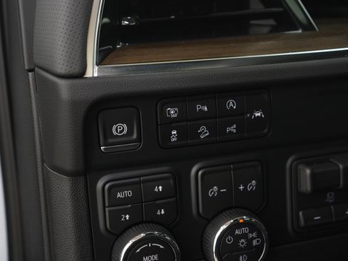 Used 2026 Chevrolet Suburban High Country AWD/4WD image 30