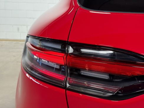 Certified 2025 Porsche Macan image 11