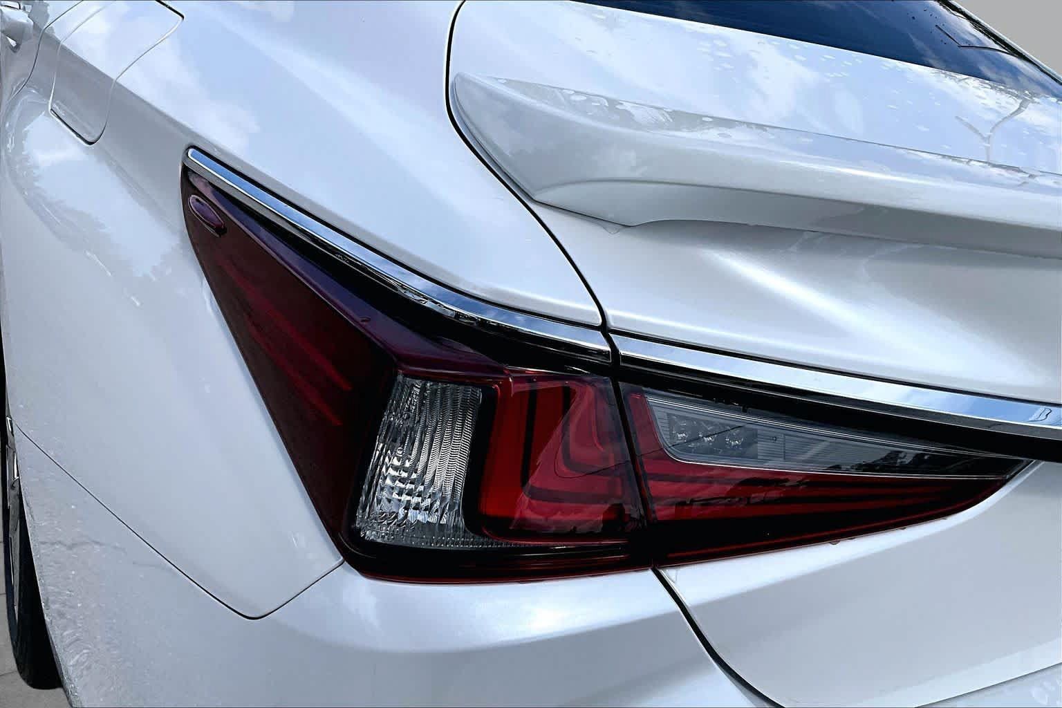 Used 2020 Lexus ES 300h w/ Premium Package FWD image 29