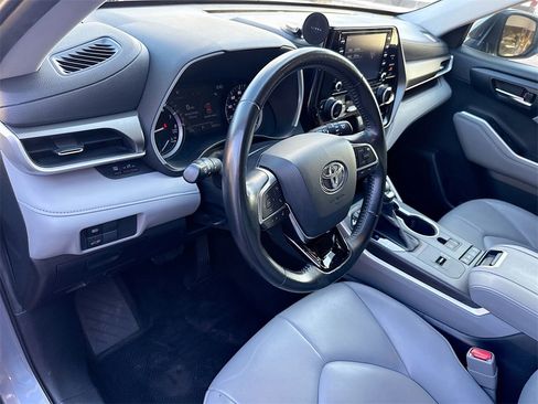 Used 2020 Toyota Highlander XLE image 10