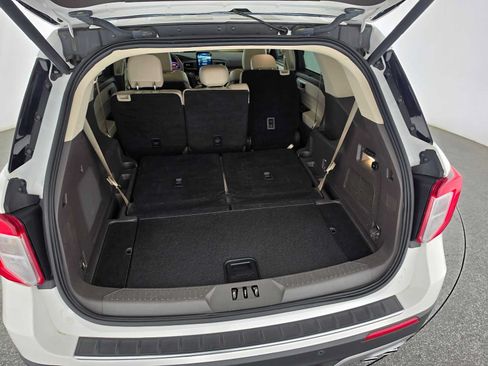 Used 2020 Ford Explorer Platinum w/ Premium Technology Package AWD/4WD image 16