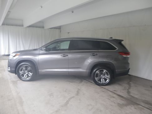 Used 2019 Toyota Highlander Limited Platinum AWD/4WD image 24