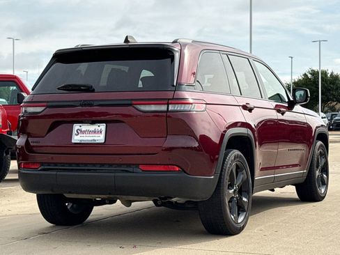 Used 2023 Jeep Grand Cherokee Altitude AWD/4WD image 8