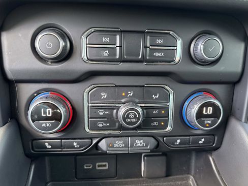 Used 2022 Chevrolet Tahoe Z71 w/ Luxury Package image 28